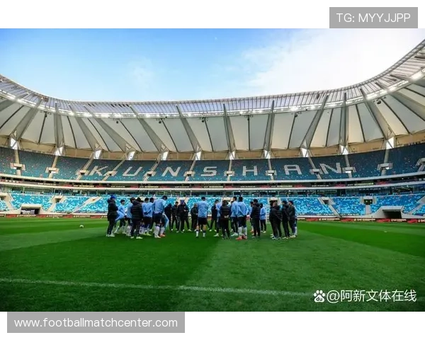 中国足球超级联赛新赛季精彩开幕 各队争夺激烈揭幕战引人瞩目